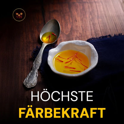 Safranfäden in warmem Wasser aufgegossen – Farbe und Aroma